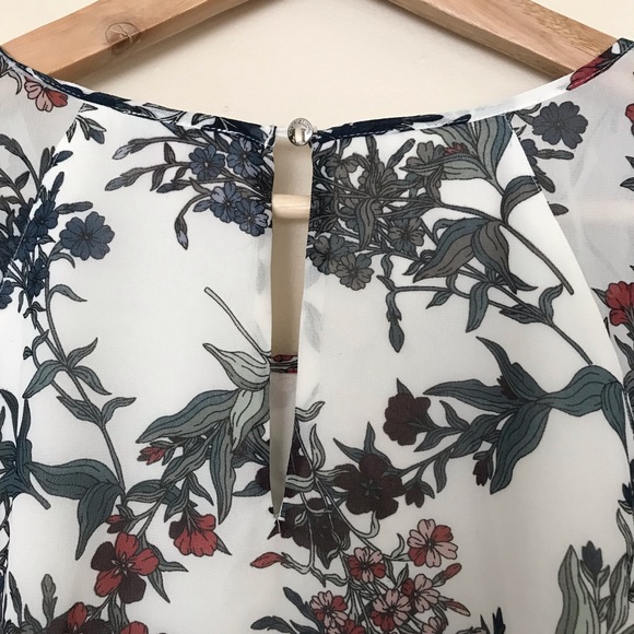 Vince Camuto Floral Flutter Sleeve Blouse | White Lined Top | Blue Red Flowers - Picture 11 of 16